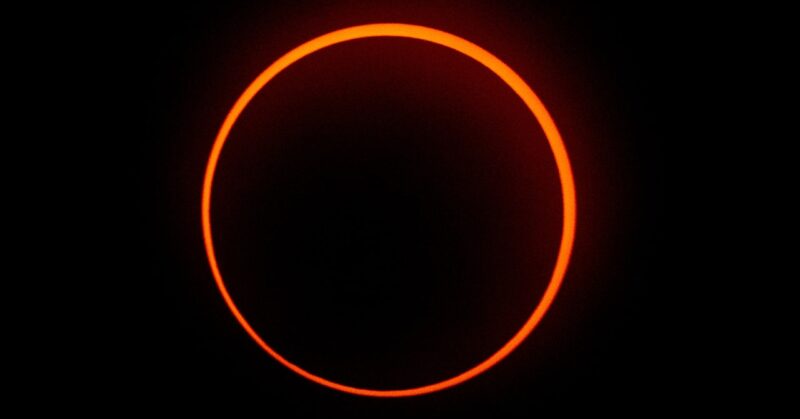 Leia mais sobre o artigo Assista ao Eclipse Solar Total Online Aqui