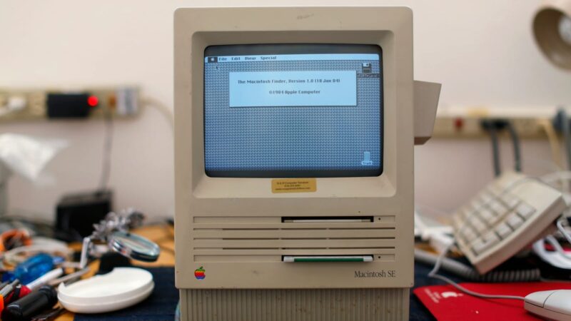 Leia mais sobre o artigo Batalha jurídica que definiu a indústria da Apple e da Microsoft começou há 36 anos hoje.