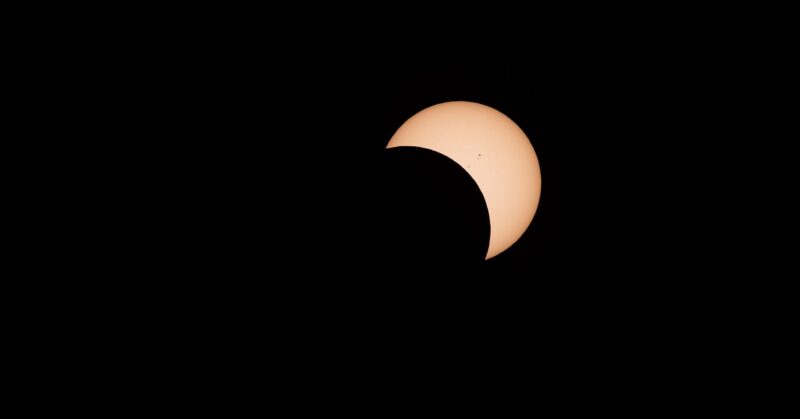 Leia mais sobre o artigo Você consegue ver um eclipse solar redondo através de um buraco quadrado?